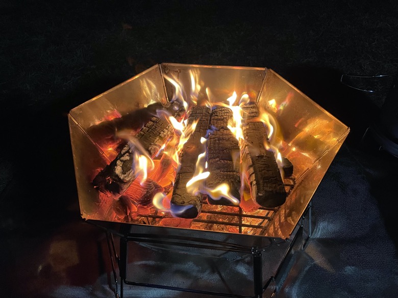 焚き火台に薪を積み重ねて、燃えている状態